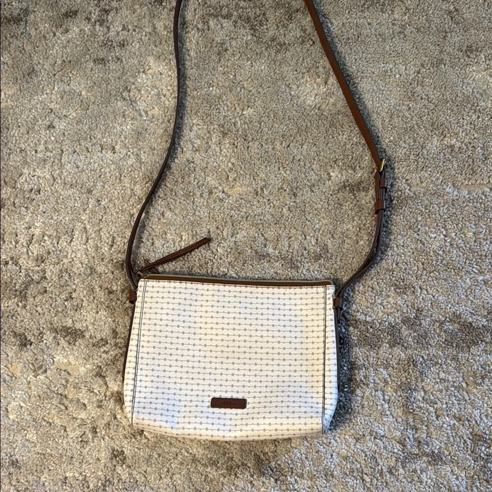 🍍 Fossil Fiona Crossbody Purse Off White w/ Brown Straps 🍍width 11”🍍9” depth
